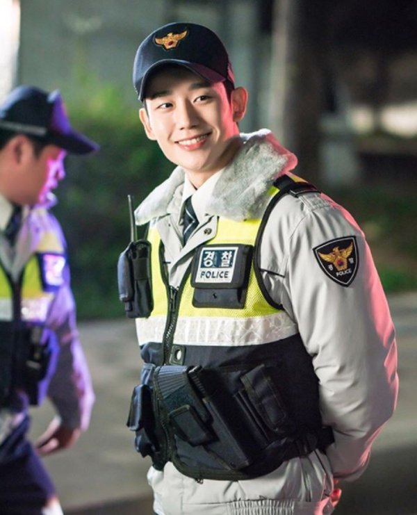 警察官 男らしさに胸キュン 制服が似合い過ぎるイケメン韓国俳優 Self Off Sense