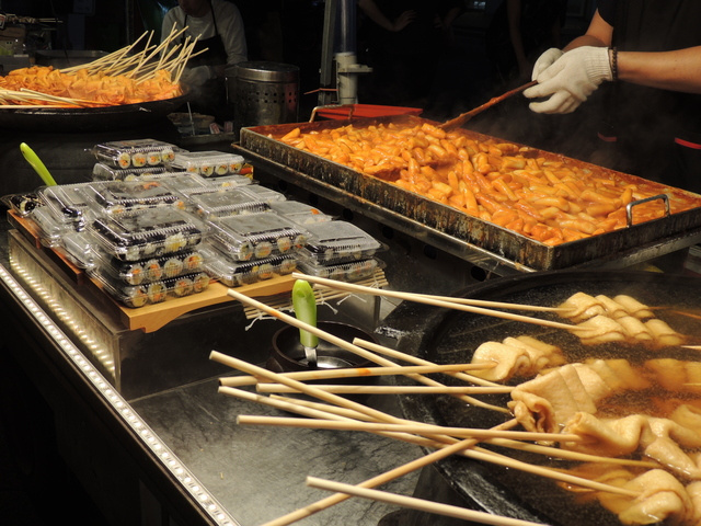 明洞だけじゃない！韓国グルメが思いっきり楽しめるソウルの食べ歩きスポット10選！