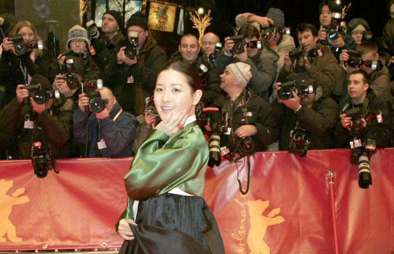 12月9日配信開始！最新韓国ドラマ『マエストラ』でイ・ヨンエが謎多き女性指揮者を熱演。あらすじほか紹介